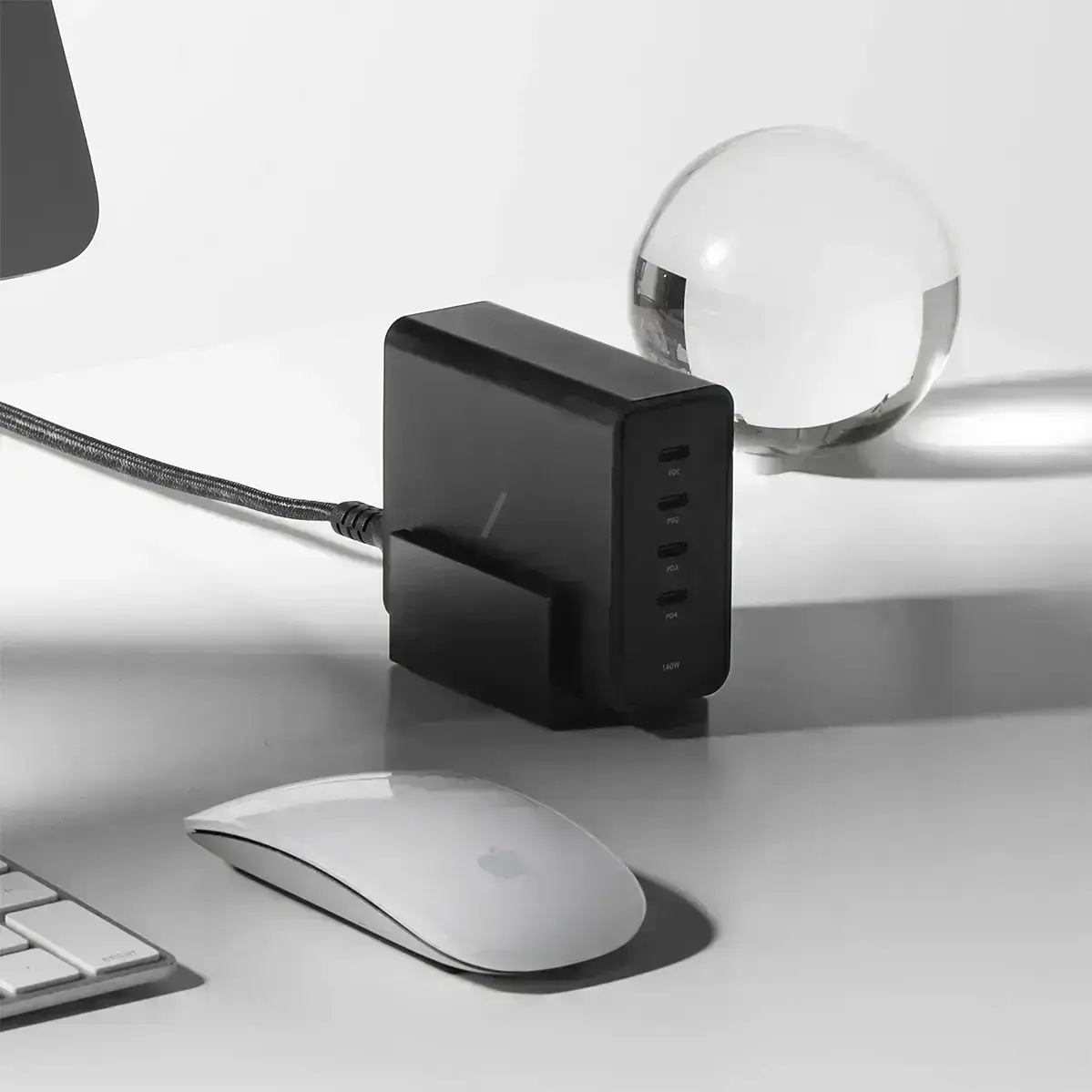 native-union-fast-gan-charger-pd-140w-desktop-4