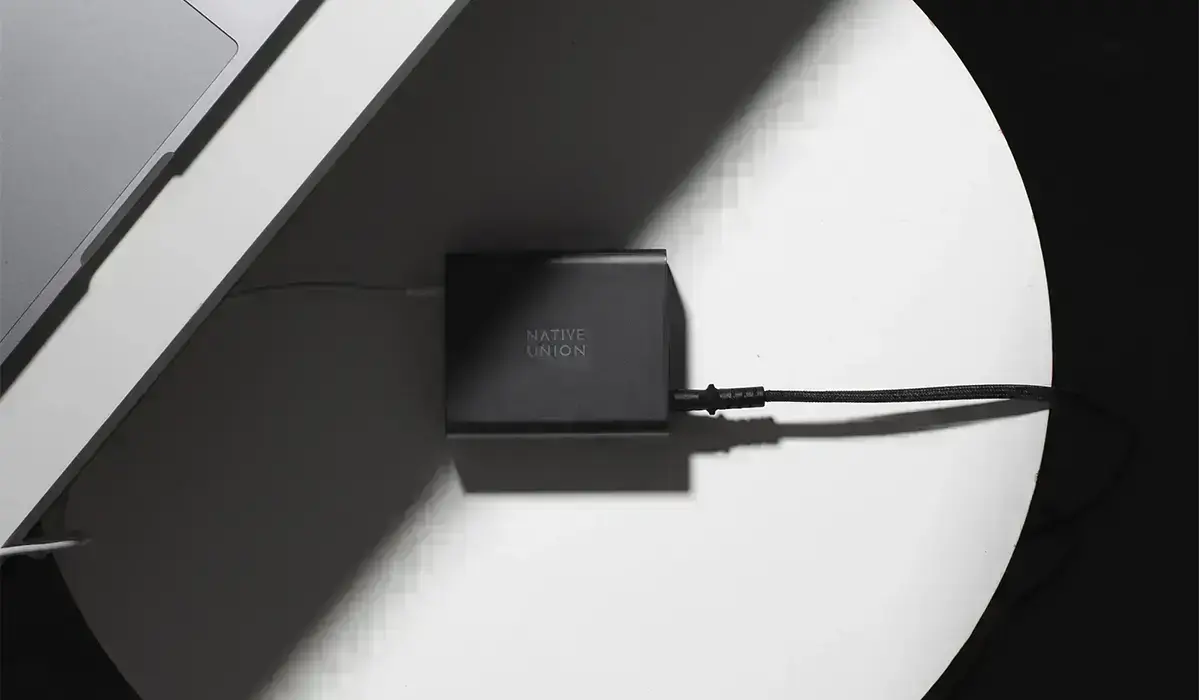 native-union-fast-gan-charger-pd-140w-desktop-5