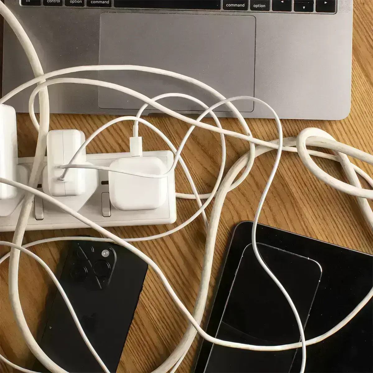 native-union-fast-gan-charger-pd-140w-desktop-6