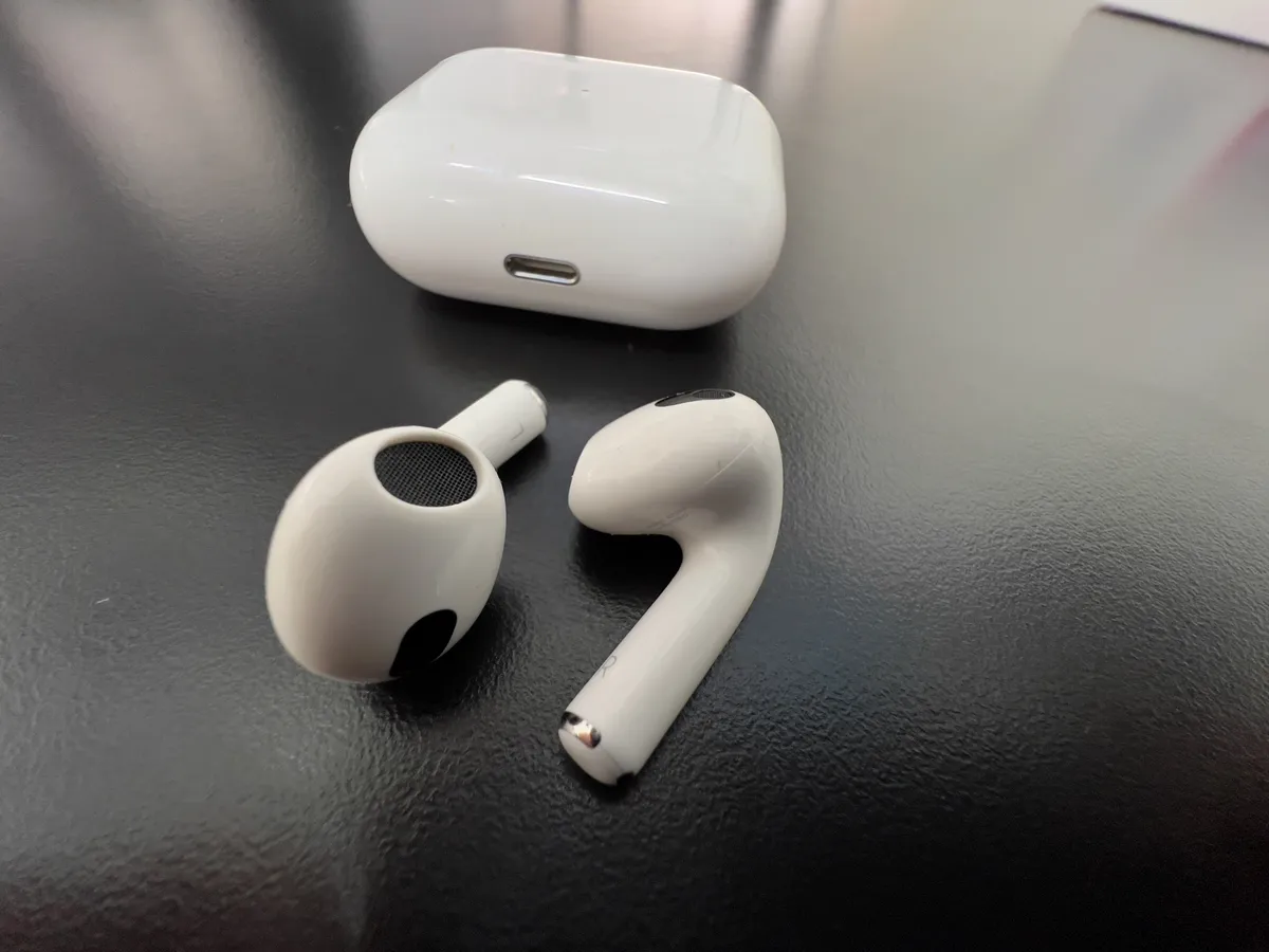 Как найти наушник AirPods с помощью функции 